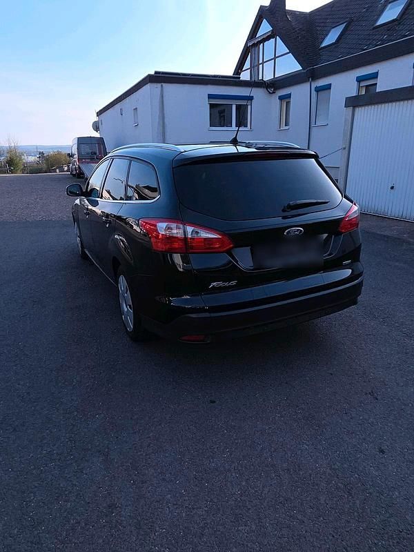 Gebraucht Ford Focus 125 PS (91 kW) 2014 Schwarz Kombi