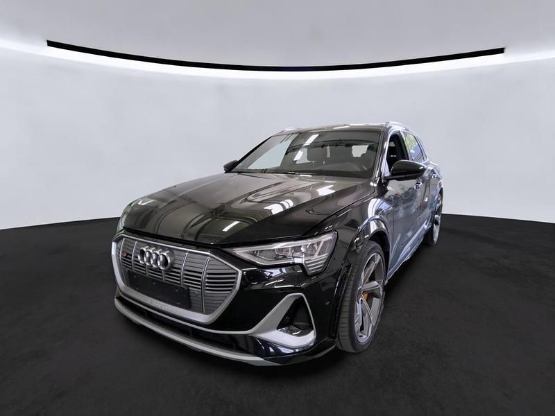 Mythosschwarz metallic Gebraucht 2022 Audi e-tron Ambiente SUV | 45.545 € (Guter Preis) - Bild 1/2
