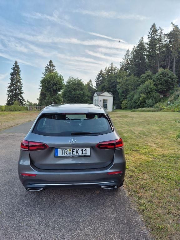 Grau Gebraucht 2019 Mercedes B200 AMG Van / Kleinbus | 21.750 € (Guter Preis) - Bild 1/4