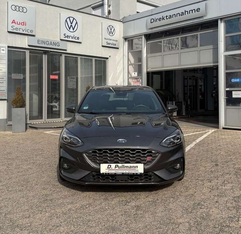 Magneticgrau (metallic) Gebraucht 2022 Ford Focus ST Kleinwagen | 33.900 € (Fairer Preis) - Bild 1/4