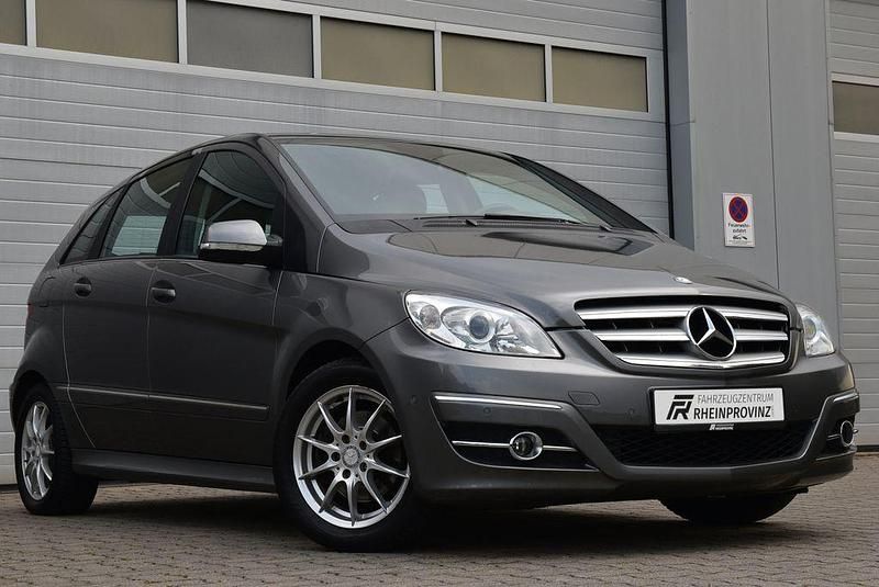 Grau Gebraucht 2010 Mercedes B200 Van / Kleinbus | 8.499 € (Fairer Preis) - Bild 1/4