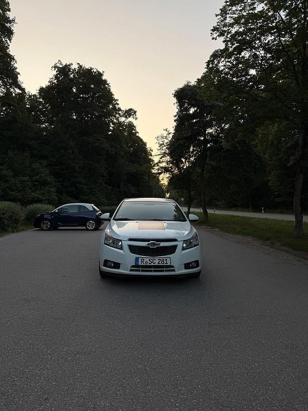 Weiß Gebraucht 2012 Chevrolet Cruze Limousine | 4.000 € (Etwas zu teuer) - Bild 1/4