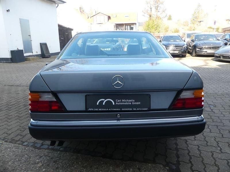 Second-hand Mercedes E300 220 CP (161 kW) 1990 Gri
