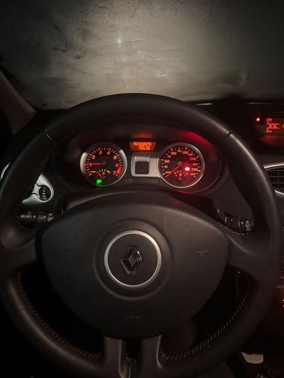 Gebraucht Renault Clio II Dynamique 101 PS (74 kW) 2011 Weiß Limousine