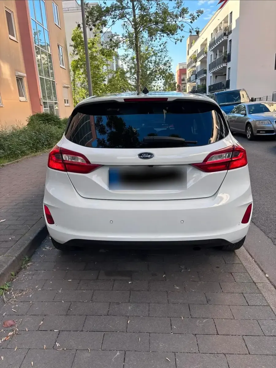 Gebraucht Ford Fiesta 101 PS (74 kW) 2018 Weiß Kleinwagen