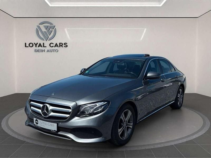 Grau Gebraucht 2018 Mercedes E220 Limousine | 29.900 € (Fairer Preis) - Bild 1/3