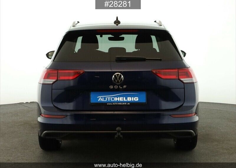 Gebraucht VW Golf VIII Life 150 PS (110 kW) 2023 Atlantik blue metallic Kombi