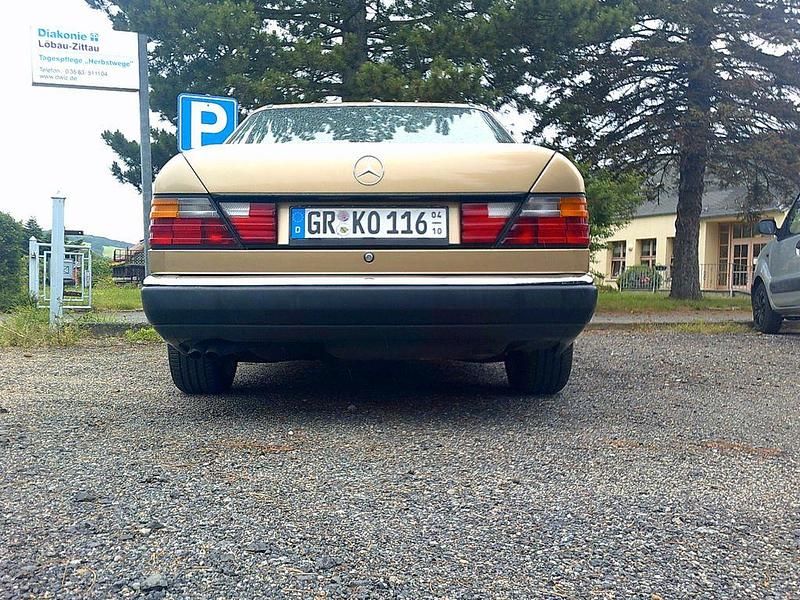 Gebraucht Mercedes E260 160 PS (117 kW) 1988 Gold Limousine