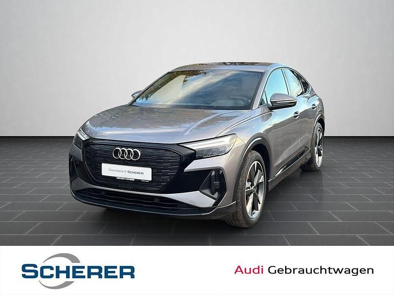 Taifungrau metallic (metallic) Gebraucht 2022 Audi Q4 Sportback e-tron Comfort SUV | 29.900 € (Fairer Preis) - Bild 1/4