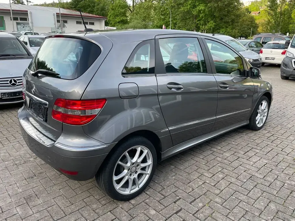 Gebraucht Mercedes B180 Avantgarde 116 PS (85 kW) 2010 Grau Van / Kleinbus