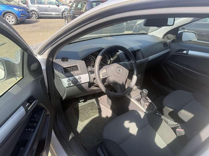Second-hand Opel Astra 140 CP (102 kW) 2006 Argintiu Berlinǎ
