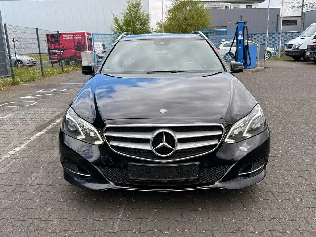Gebraucht Mercedes E220 Avantgarde 170 PS (125 kW) 2014 Schwarz/baltic black Kombi