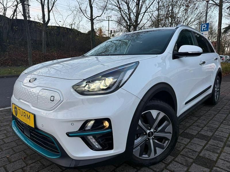 Weiß Gebraucht 2021 Kia e-Niro Spirit SUV | 22.990 € (Fairer Preis) - Bild 1/4