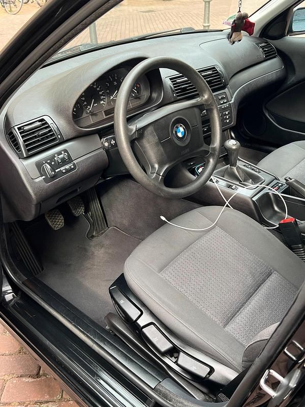 Schwarz Gebraucht 2005 BMW 316 Kombi | 3.800 € - Bild 1/4