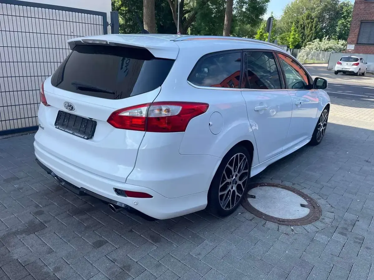 Gebraucht Ford Focus Titanium 140 PS (102 kW) 2013 Frostweiß Kombi