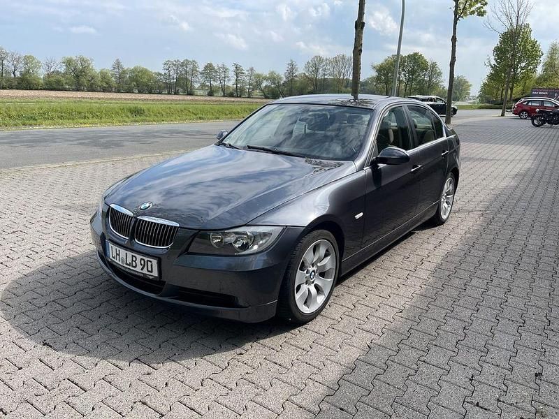 Grau Gebraucht 2007 BMW 325 Limousine | 7.500 € (Fairer Preis) - Bild 1/4