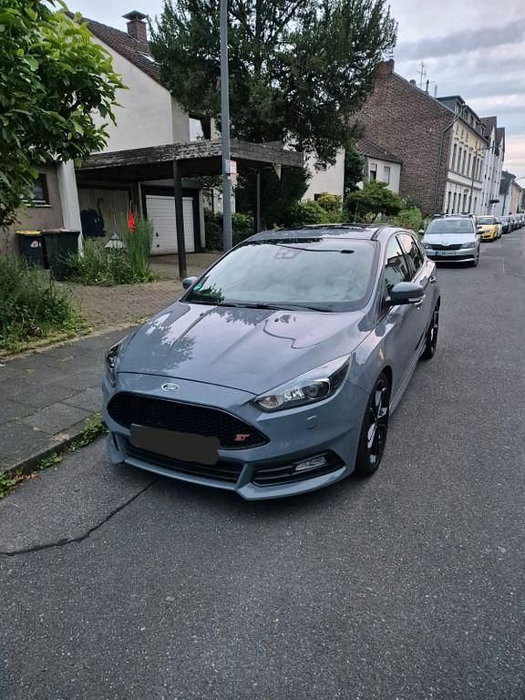 Gebraucht Ford Focus ST 185 PS (136 kW) 2015 Grau Limousine