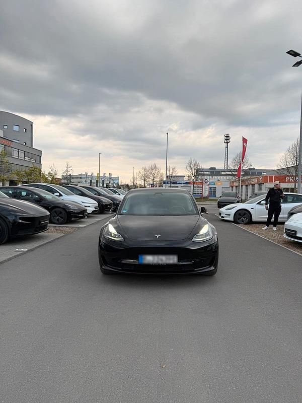 Second-hand Tesla Model 3 Standard Range Plus 236 kW (321 CP) 2020 Negru Berlinǎ