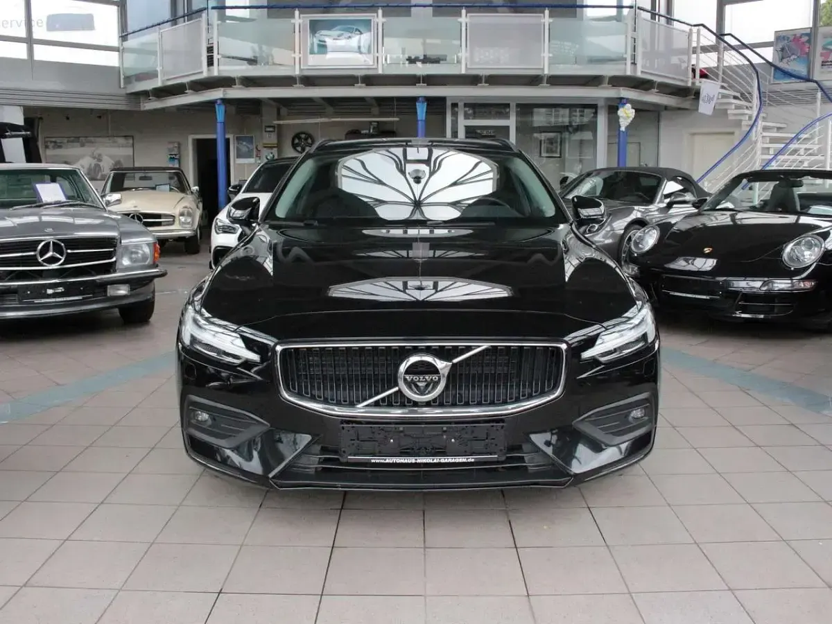 Gebraucht Volvo V60 Momentum 197 PS (144 kW) 2021 Schwarz Kombi