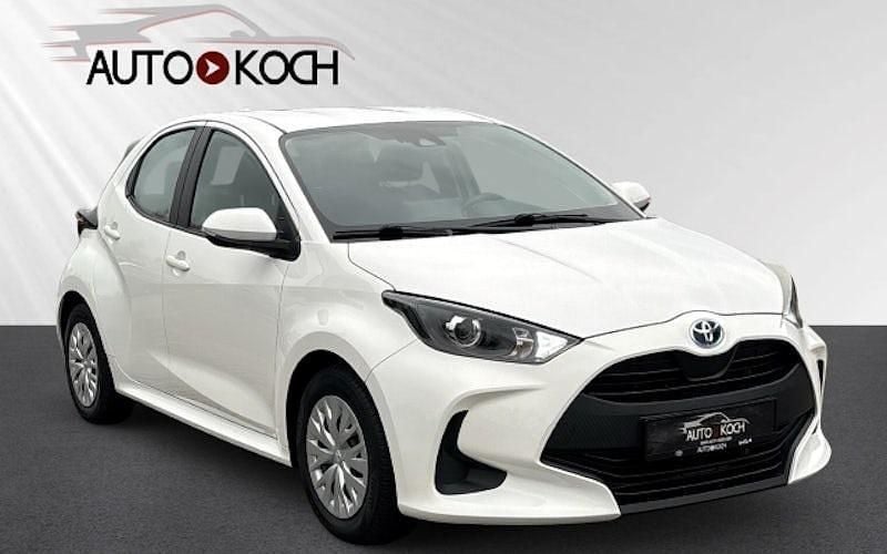 Weiß Gebraucht 2022 Toyota Yaris Hybrid Business Edition Limousine | 17.590 € (Guter Preis) - Bild 1/4