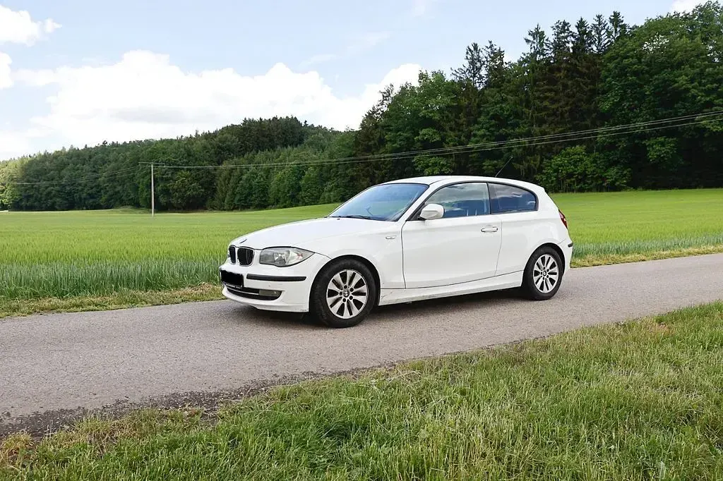 Gebraucht BMW 116 116 PS (85 kW) 2011 Weiß Kleinwagen