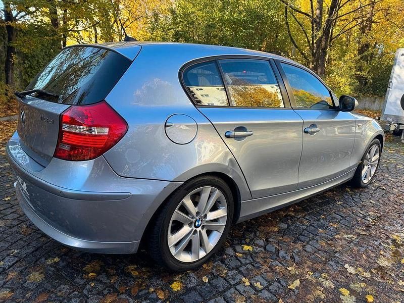 Blau Gebraucht 2011 BMW 118 Sport Line Kleinwagen | 8.100 € (Fairer Preis) - Bild 1/4