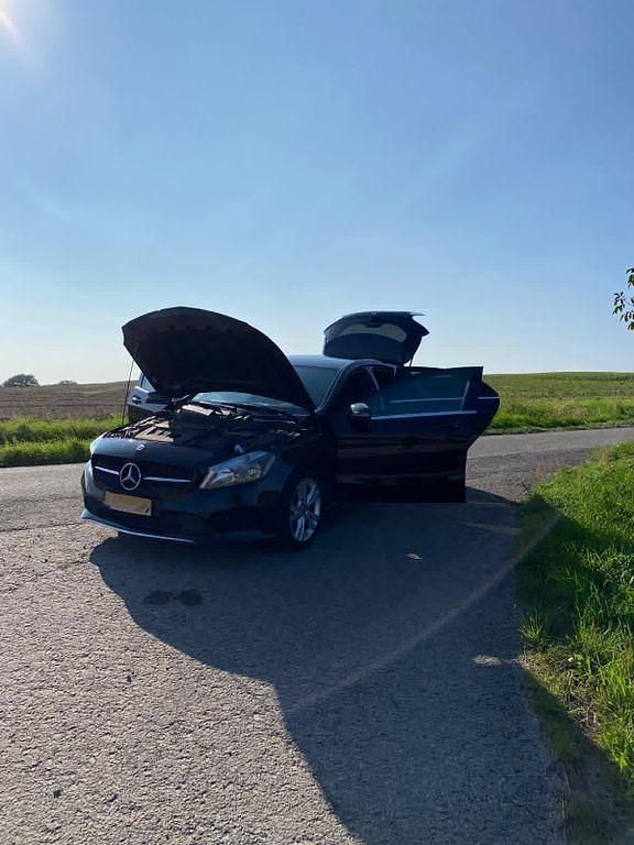 Gebraucht Mercedes A180 Urban 109 PS (80 kW) 2017 Schwarz Limousine