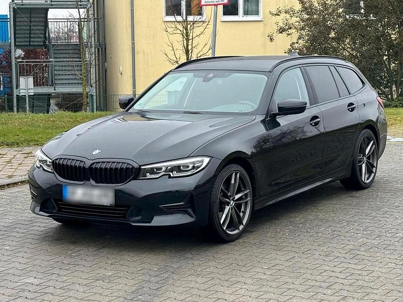 Schwarz Gebraucht 2019 BMW 320 Sport Line Kombi | 20.500 € (Superpreis) - Bild 1/4