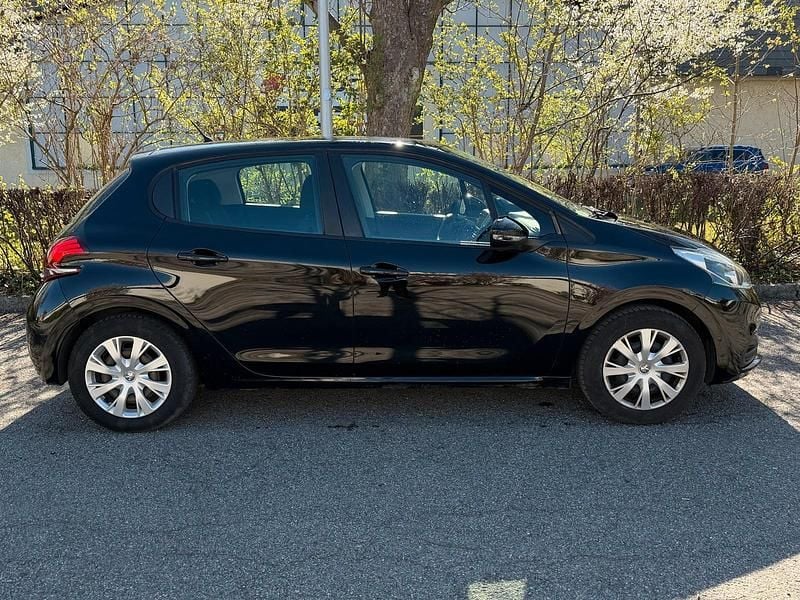 Gebraucht Peugeot 208 Active 82 PS (60 kW) 2017 Schwarz Kleinwagen