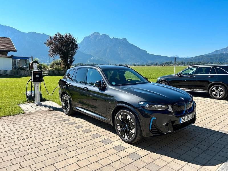 Grau Gebraucht 2023 BMW iX3 Impressive SUV | 47.499 € (Fairer Preis) - Bild 1/4