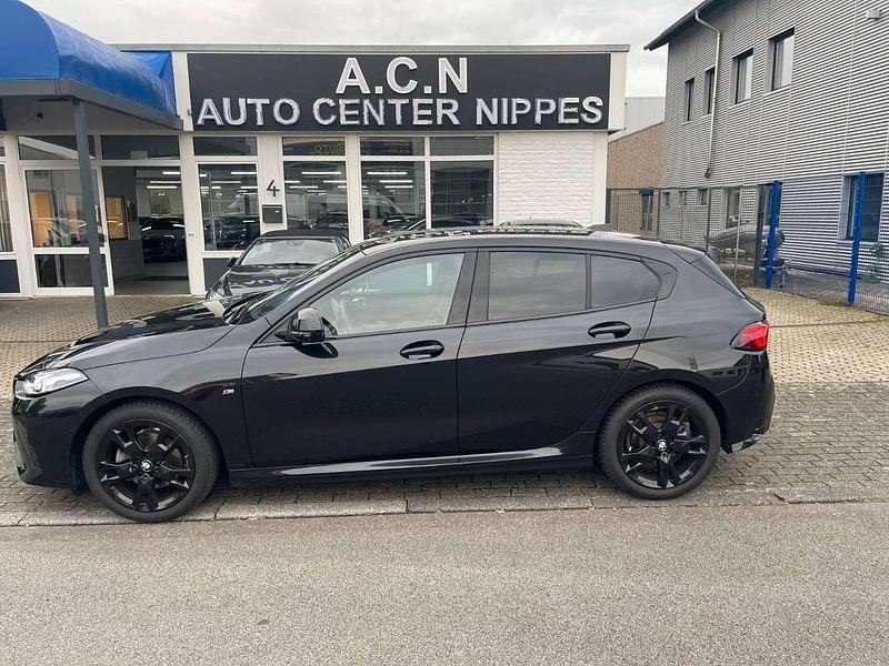 Black sapphire metallic Gebraucht 2024 BMW 120 Coupé M Sport Coupé | 33.800 € - Bild 1/4