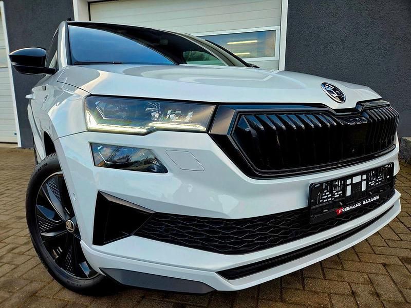 Weiß Gebraucht 2024 Skoda Karoq SportLine SUV | 43.950 € - Bild 1/4