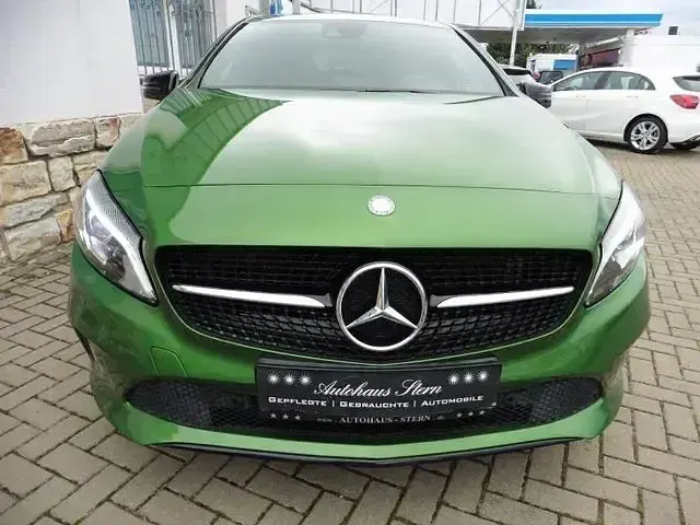 Gebraucht Mercedes A180 Night 122 PS (89 kW) 2017 Grün Limousine