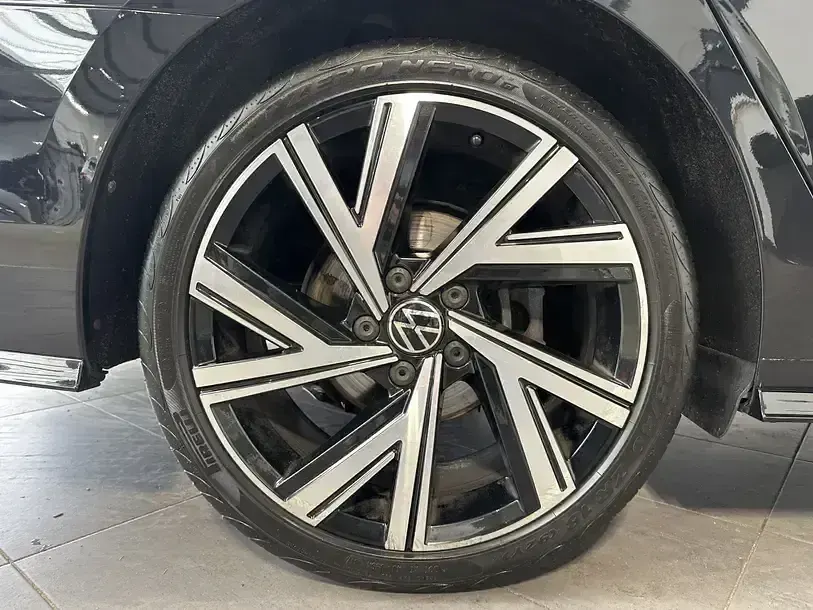 Gebraucht VW Golf VIII R-line 150 PS (110 kW) 2022 Deep black Kombi
