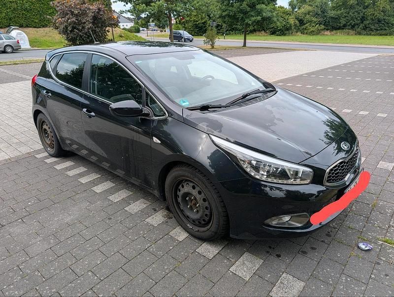 Schwarz Gebraucht 2015 Kia Ceed 2 Limousine | 6.500 € (Guter Preis) - Bild 1/4