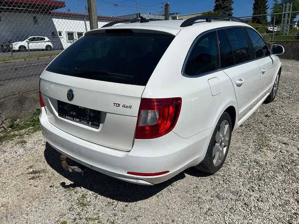 Używany Skoda Superb Elegance 140 KM (102 kW) 2012 Biały Kombi