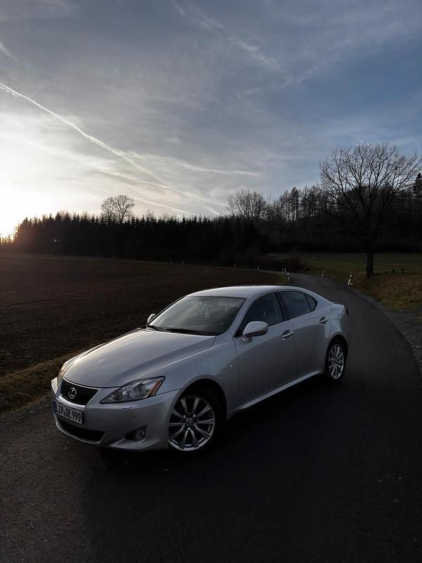 Silber Gebraucht 2008 Lexus IS220d Limousine | 7.000 € (Fairer Preis) - Bild 1/4