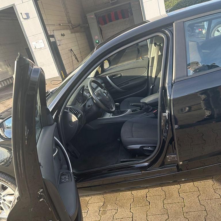 Gebraucht BMW 116 122 PS (89 kW) 2010 Schwarz Kleinwagen