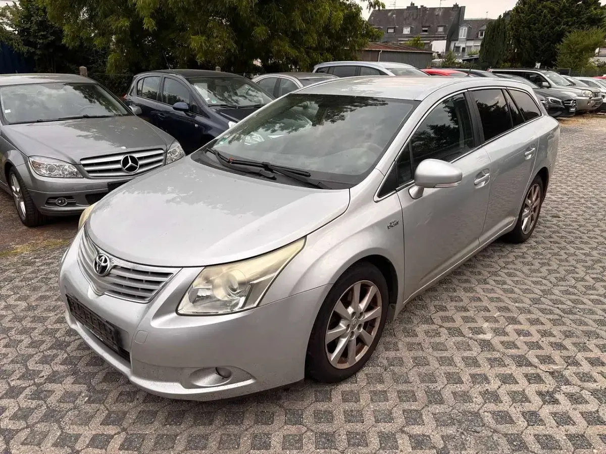 Gebraucht Toyota Avensis Executive 177 PS (130 kW) 2009 Silver metallic Kombi