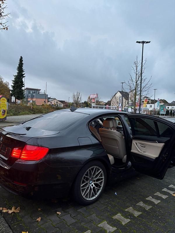 Schwarz Gebraucht 2011 BMW 523 Sport Line Limousine | 5.200 € (Superpreis) - Bild 1/4