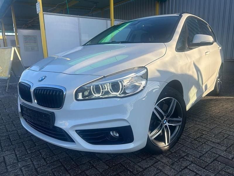 Weiß Gebraucht 2015 BMW 225 Active Tourer Sport Line Van / Kleinbus | 11.990 € (Guter Preis) - Bild 1/4
