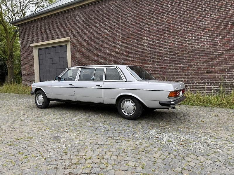 Gebraucht Mercedes 250 140 PS (102 kW) 1983 Silber Limousine