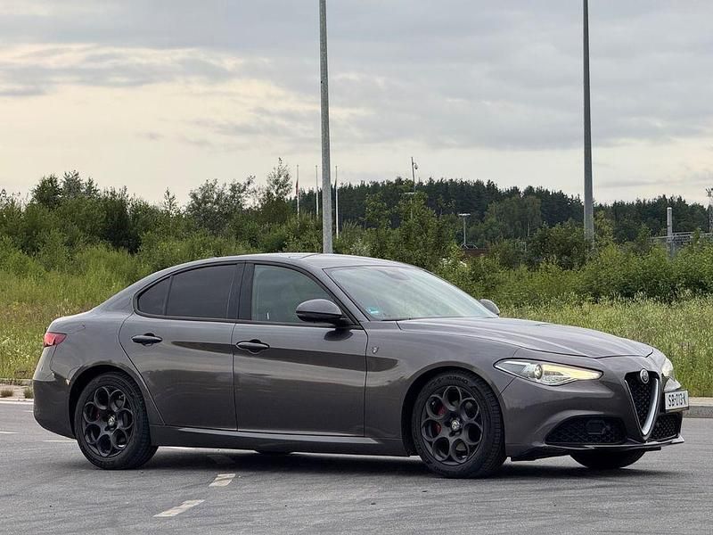 Grau Gebraucht 2018 Alfa Romeo Giulia Limousine | 13.500 € - Bild 1/4