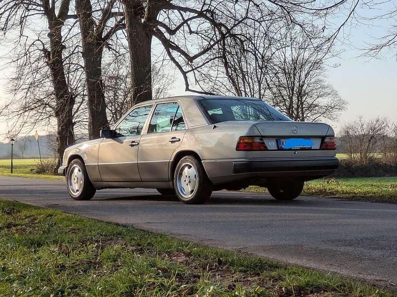 Second-hand Mercedes E220 150 CP (110 kW) 1992 Gri Berlinǎ