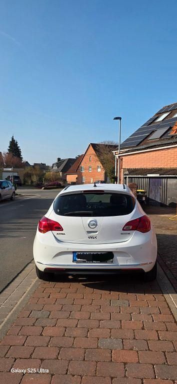 Gebraucht Opel Astra Active 120 PS (88 kW) 2013 Weiß Limousine