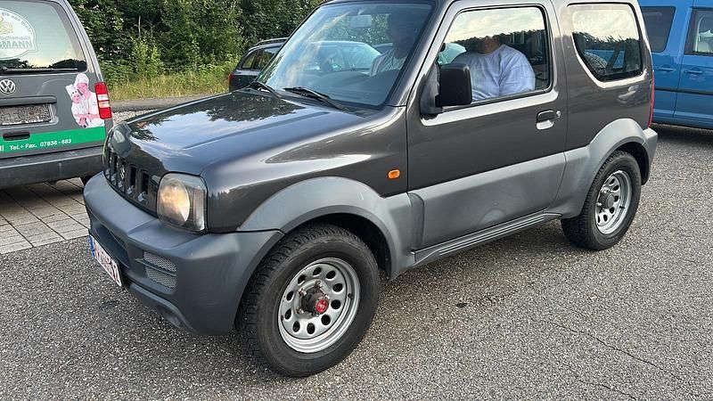 Grau Gebraucht 2010 Suzuki Jimny SUV | 4.100 € (Superpreis) - Bild 1/4