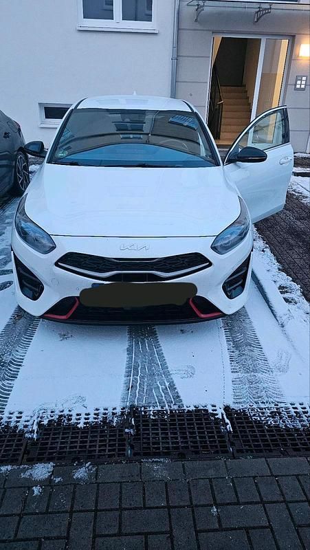 Weiß Gebraucht 2024 Kia ProCeed GT Kombi | 28.890 € (Fairer Preis) - Bild 1/4