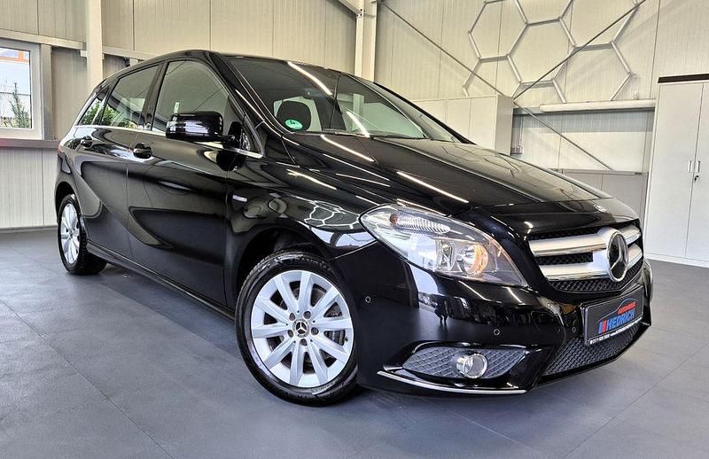 Schwarz Gebraucht 2011 Mercedes B180 Van / Kleinbus | 9.990 € (Etwas zu teuer) - Bild 1/4