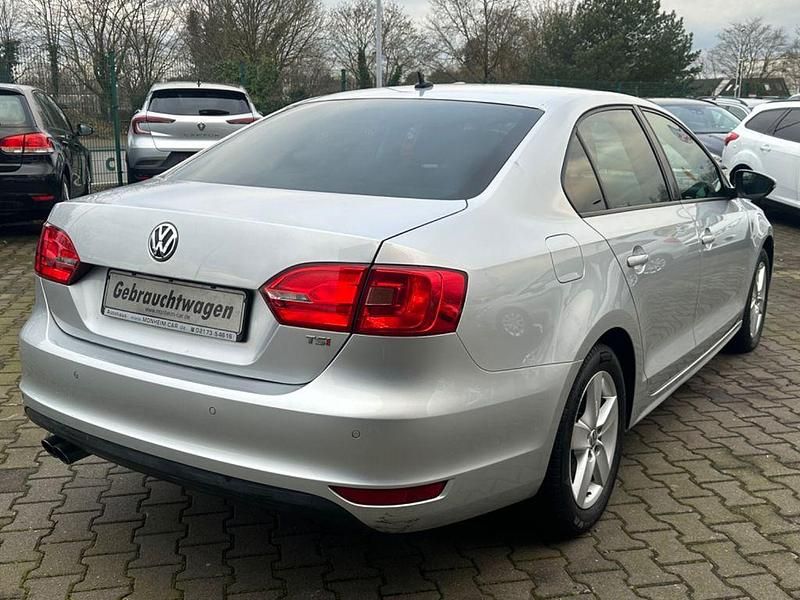 Gebraucht VW Jetta Life 122 PS (89 kW) 2014 Silber Limousine