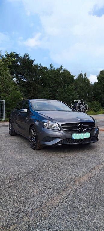 Grau Gebraucht 2014 Mercedes A180 Urban Limousine | 10.900 € (Fairer Preis) - Bild 1/4